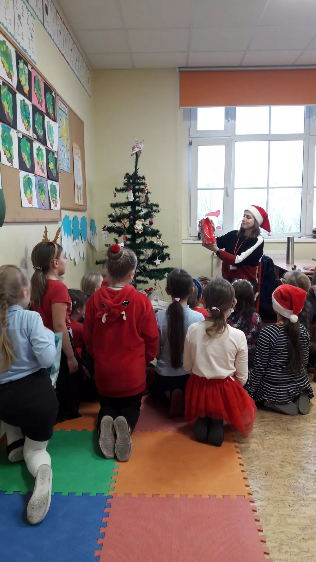 Najbardziej wyczekiwany moment - rozdawanie prezentów.