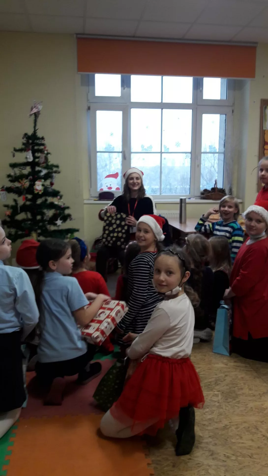 Najbardziej wyczekiwany moment - rozdawanie prezentów.