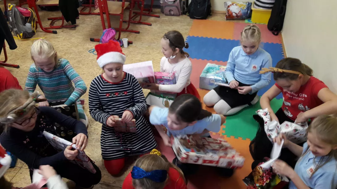 Rozpakowywanie prezentów- wielka frajda dla dzieciaków.