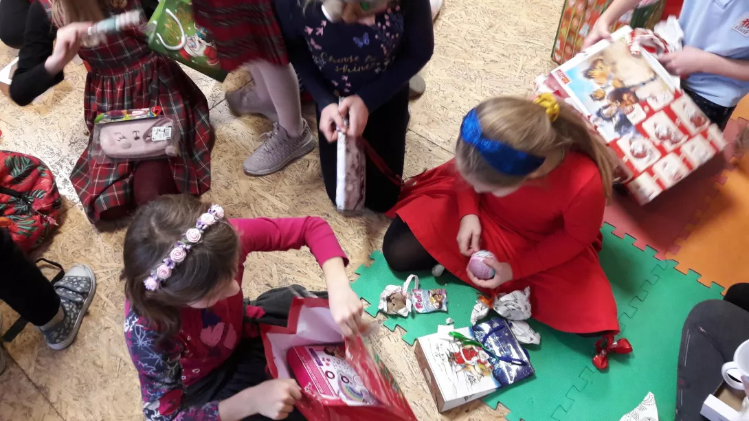 Rozpakowywanie prezentów- wielka frajda dla dzieciaków.