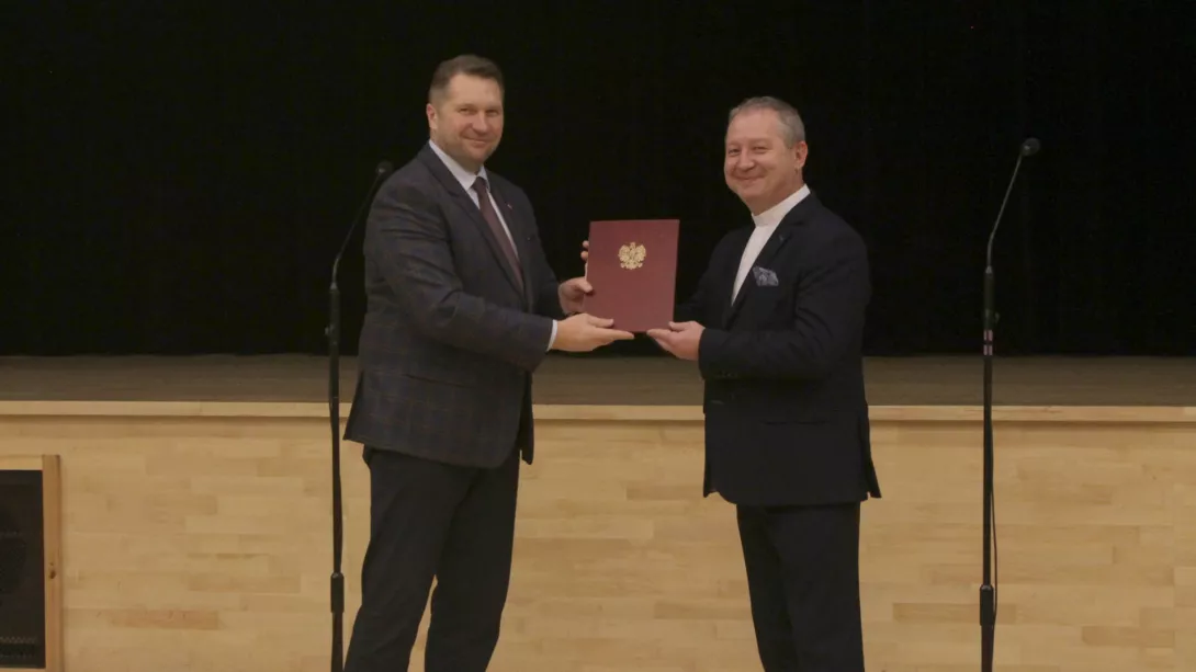 Wręczenie dyrektorowi szkoły zgody na eksperyment pedagogiczny. (fot. Szymon Doliński)