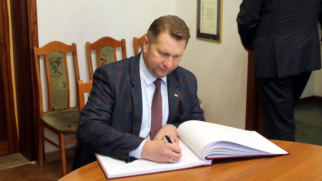 Wpis do księgi pamiątkowej w gabinecie dyrektora. (fot. Szymon Doliński)