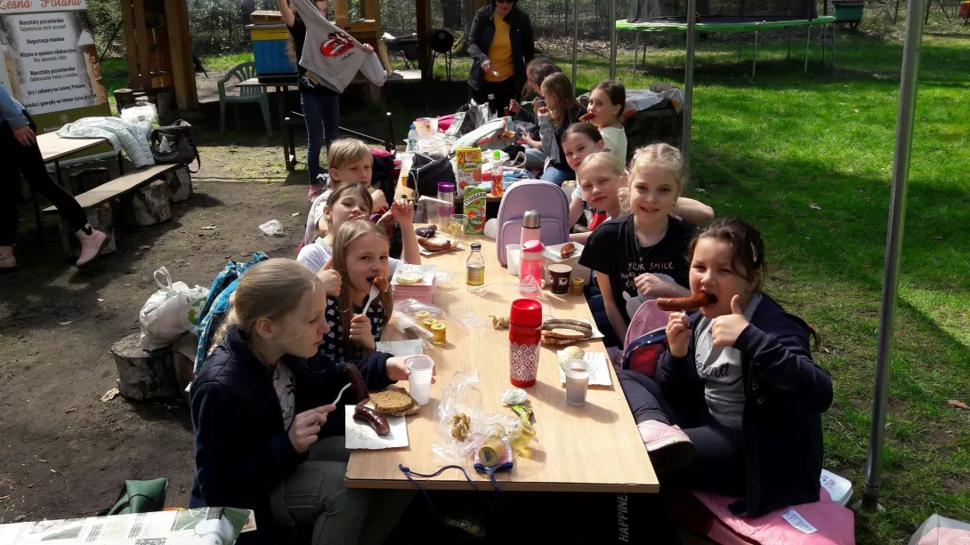 Kiełbaska z ogniska smakuje najlepiej!