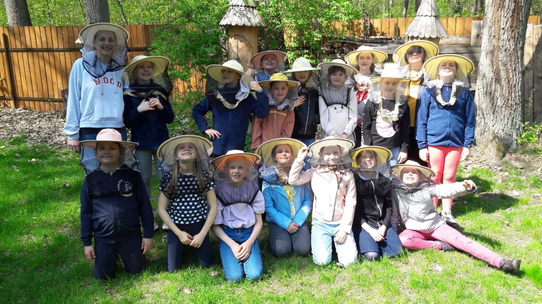 Pamiątkowe zdjęcie z pasieki