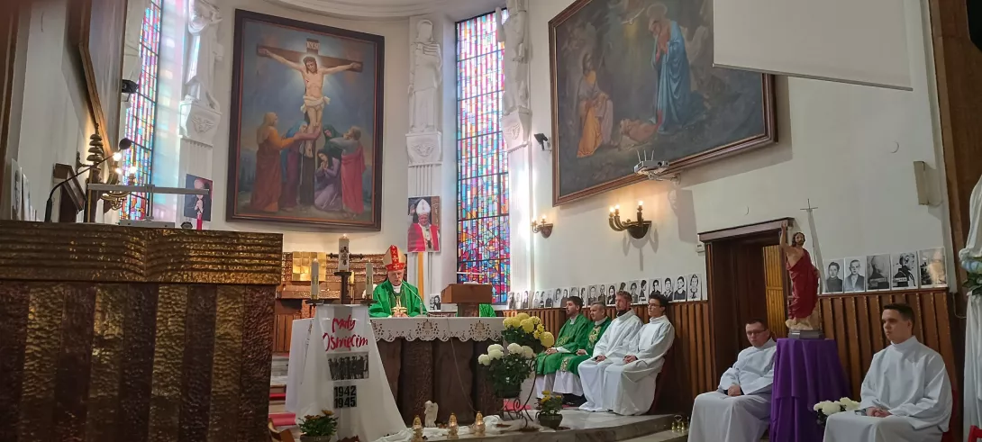Wygłaszanie homilii podczas uroczystej Mszy św.