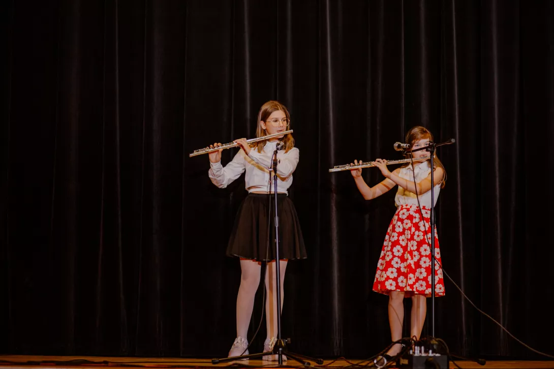 Magdalena Gruszczyńska i Gabriela Tworkowska z klasy 5c