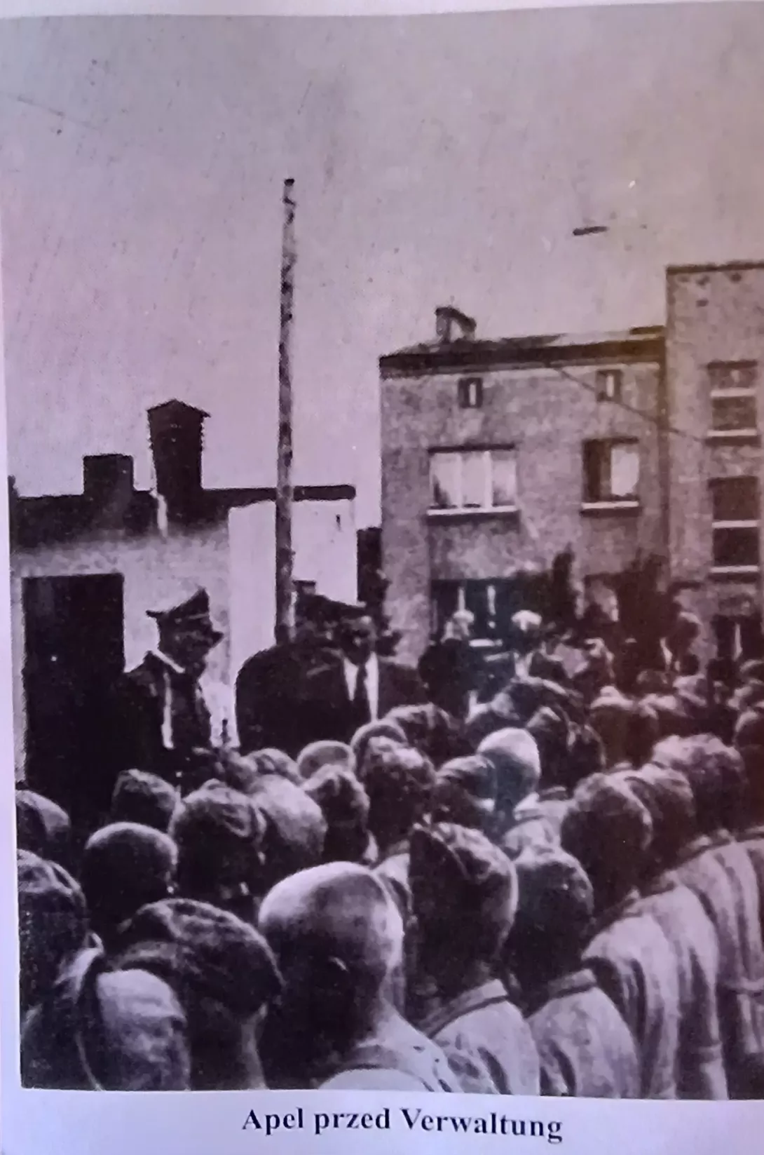 Fotografia przedstawiająca apel do więzionych dzieci