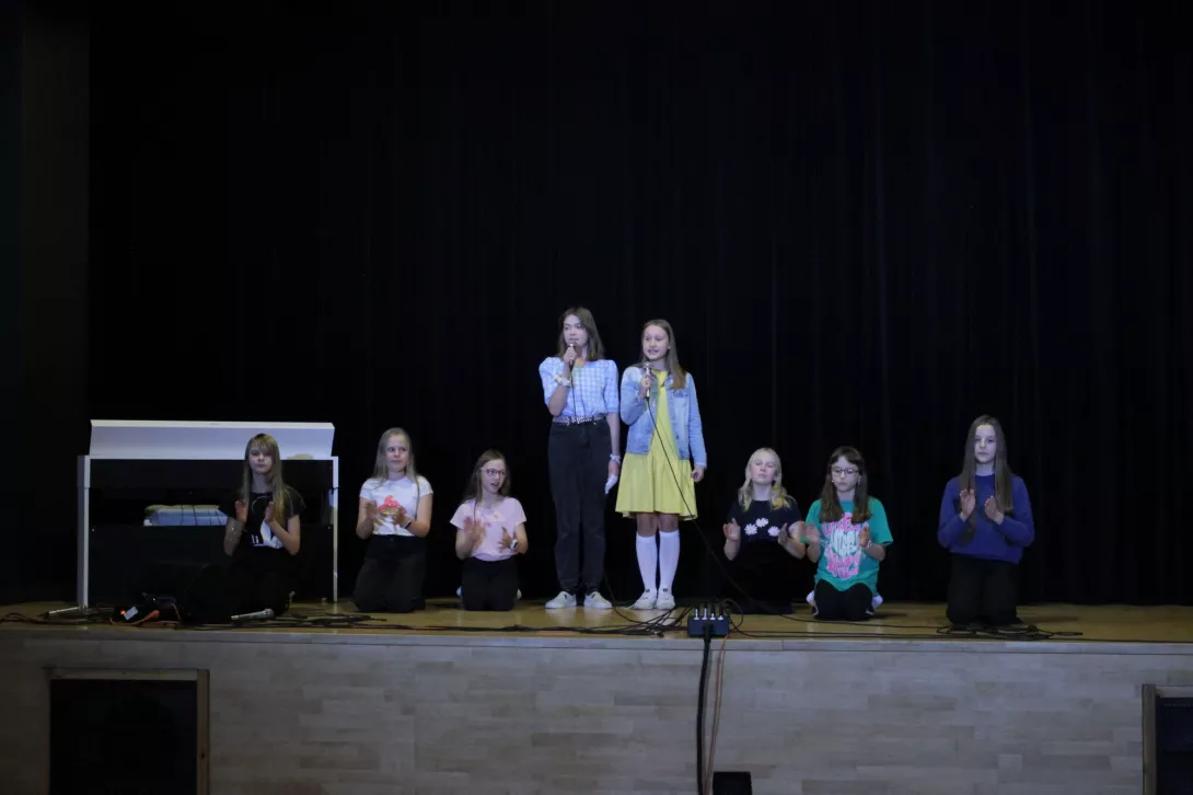 Ula Jurczyńska i Hela Burtka z zespołem