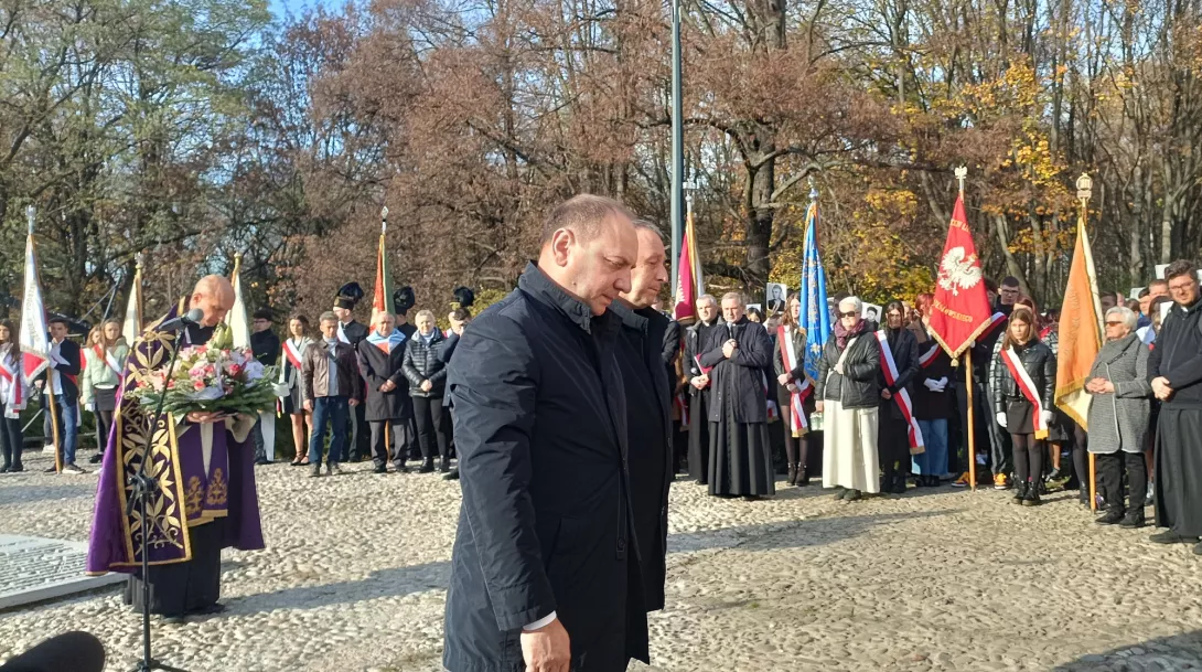Składanie kwiatów przez uczestników wydarzenia