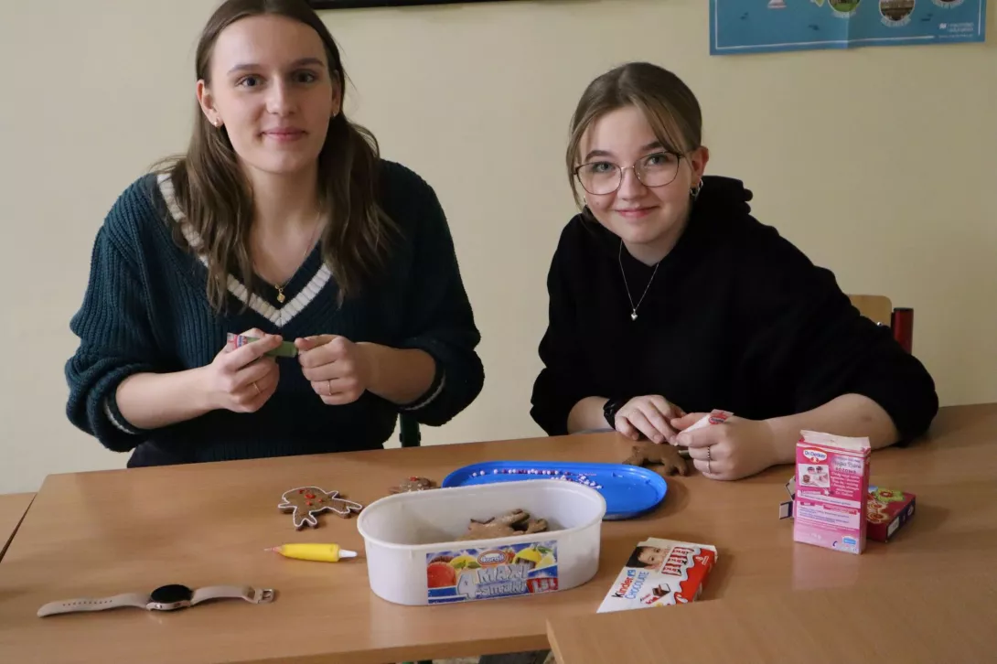 Piątek 2.12: noc w szkole. Marysia i Zosia z 2LO robią dla nas pierniki. 