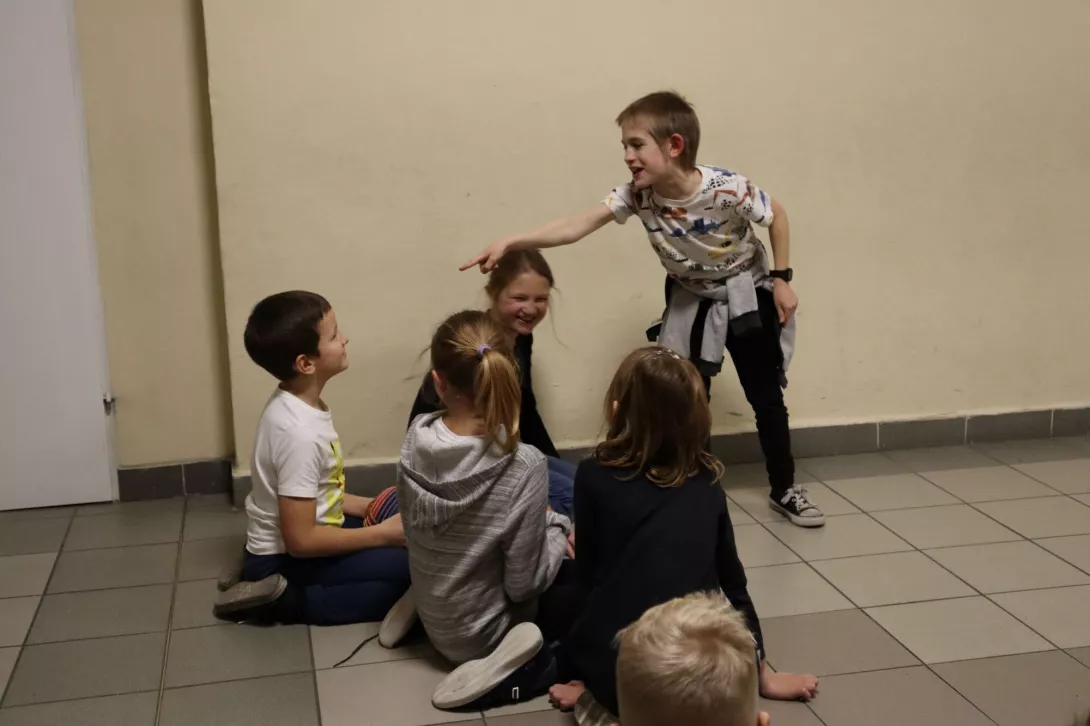 Piątek 2.12: noc w szkole. Scenki o szkole.