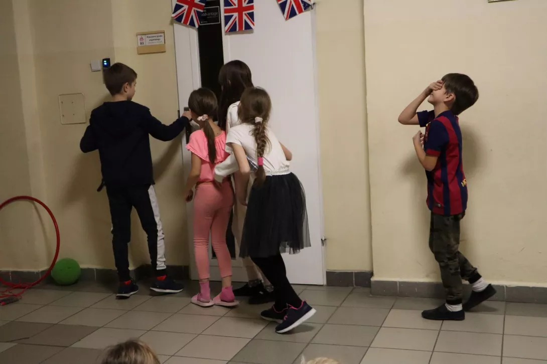 Piątek 2.12: noc w szkole. Scenki o szkole.
