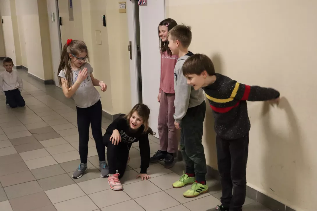 Piątek 2.12: noc w szkole. Scenki o szkole.