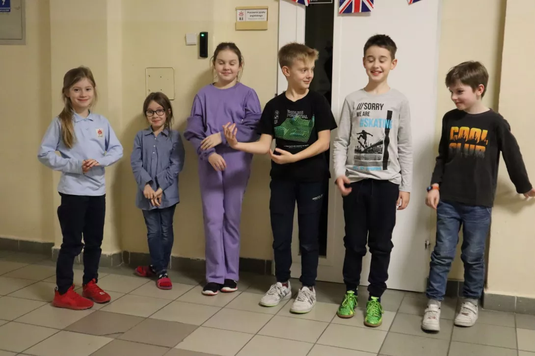 Piątek 2.12: noc w szkole. Scenki o szkole.