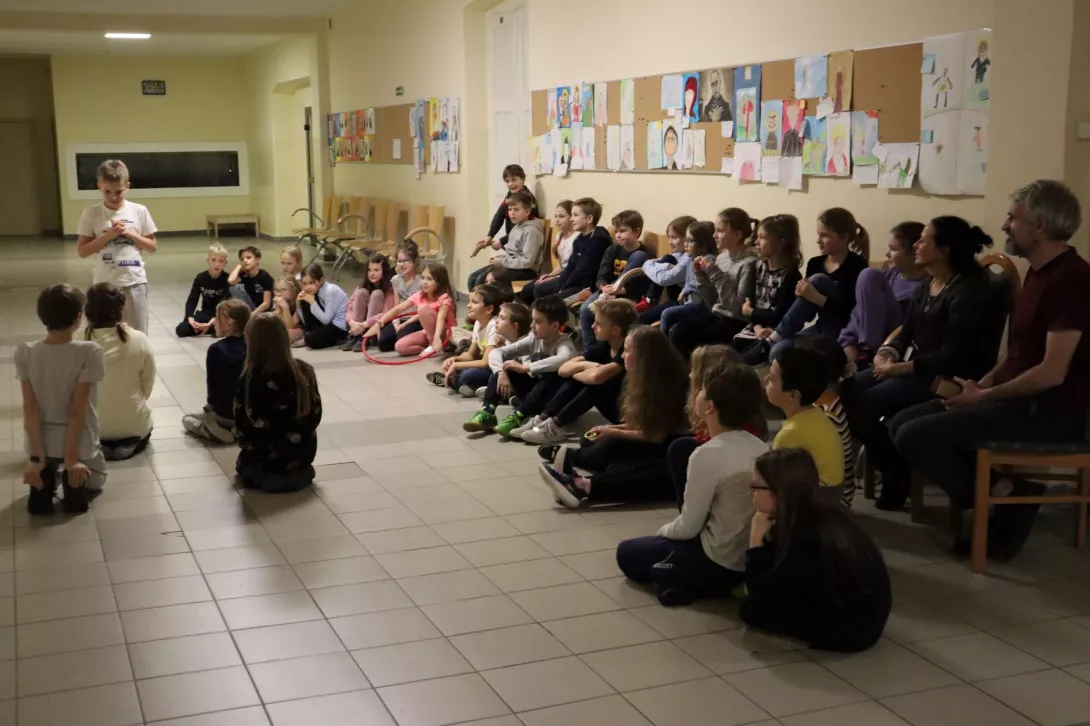 Piątek 2.12: noc w szkole. Scenki o szkole.