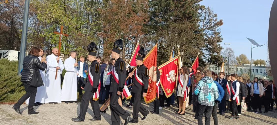 Przemarsz na główny plac pomnika