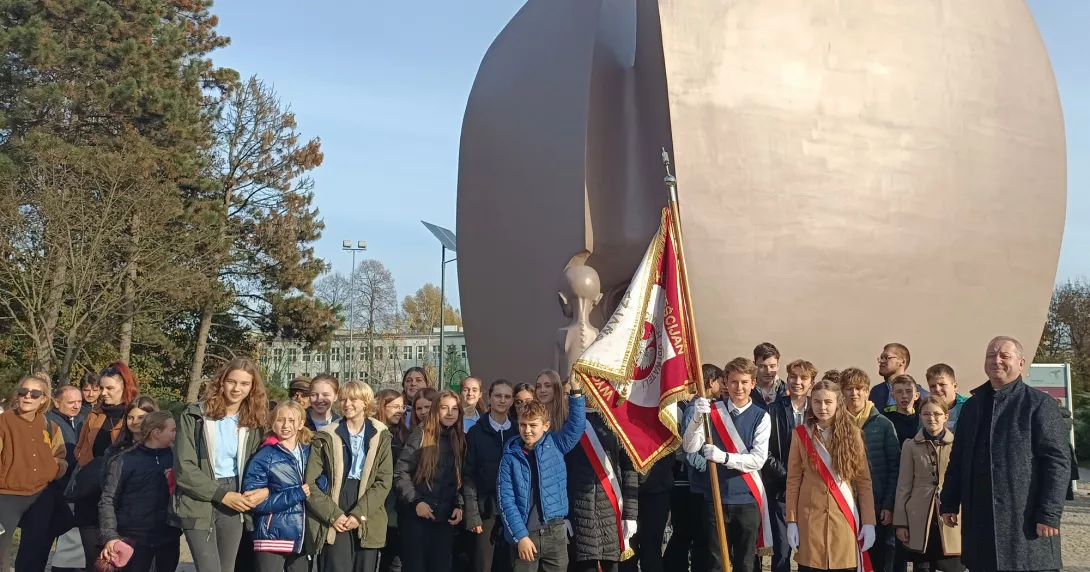 Uczniowie klas 7 SSP z wychowawcami oraz Ksiądz Dyrektor