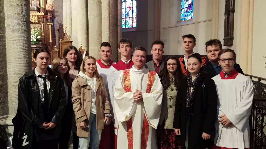 dk. Sebastian Piątkowski w otoczeniu uczniów naszej szkoły.