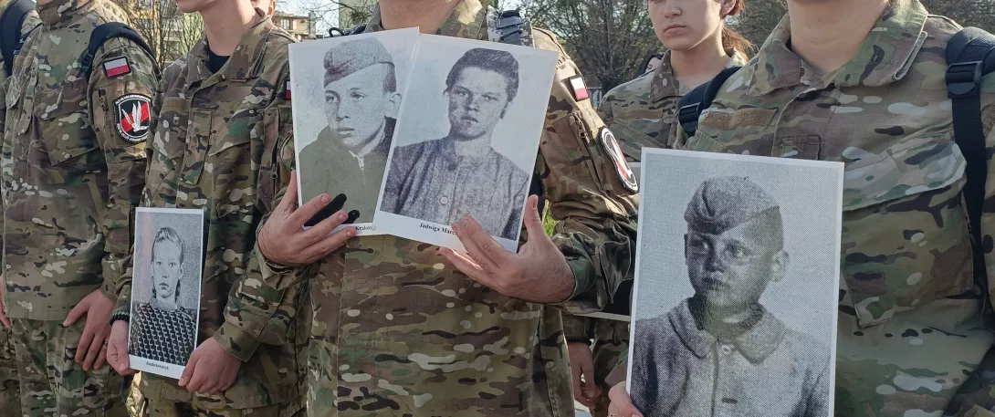 Uczniowie oraz fotografie wcześniej wspomnianych ofiar