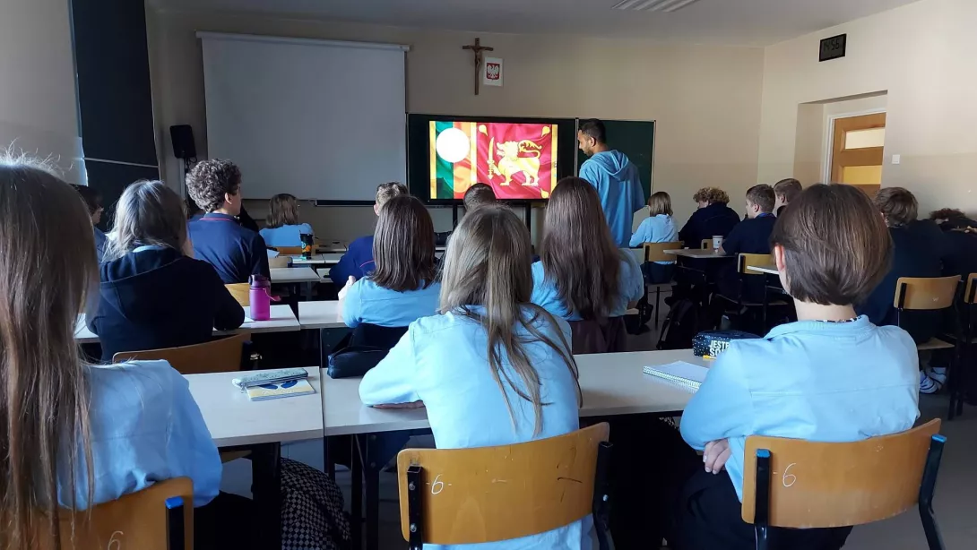 Wolontariusze z Peru, Sri Lanki i Białorusi w szkole
