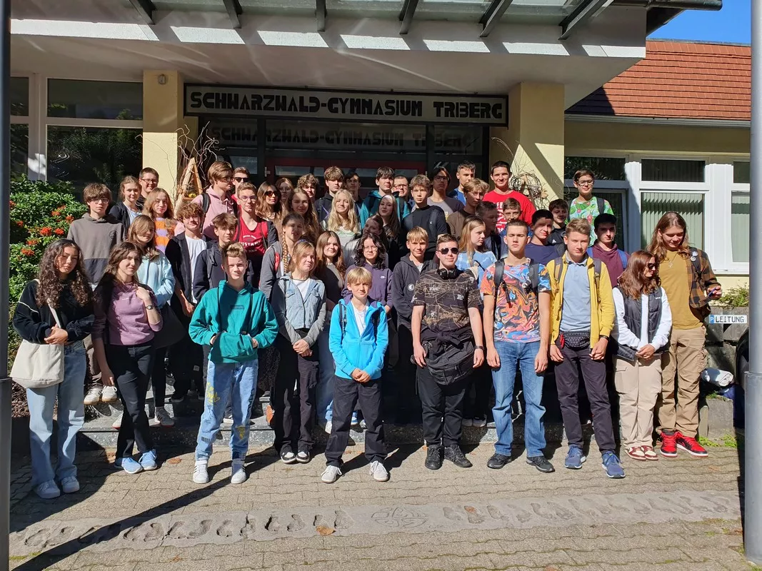 Przed Schwarzwaelder Gymnasium w Tribergu
