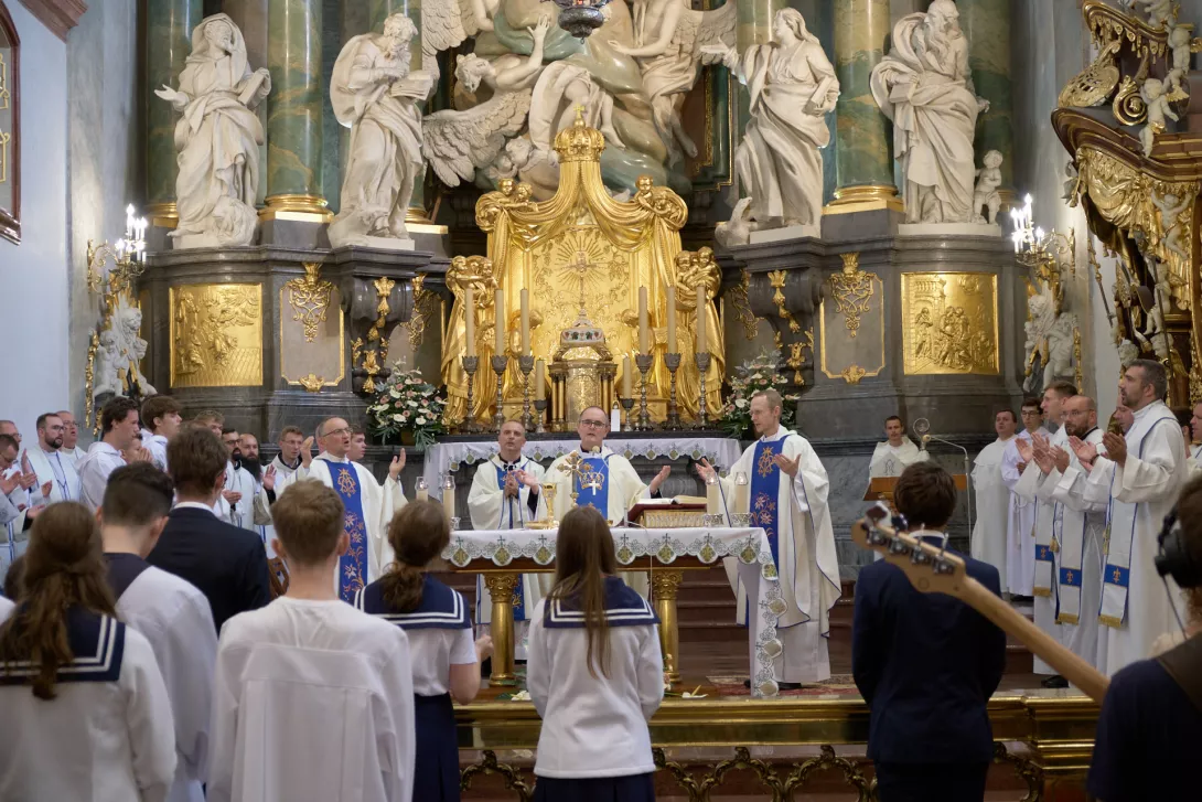 Eucharystia w bazylice Jasnogórskiej podczas XXI Forum Młodzieży Szkół Katolickich na Jasnej Górze (fot. Amelia Szymańska)