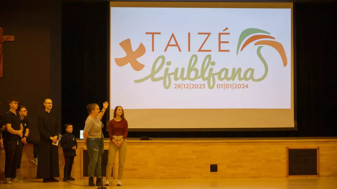 Ambasadorki Taize: Pia i Lidja na Słówku w liceum. (fot. Amelia Szymańska)