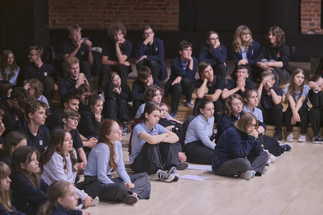 Uczniowie SLO oglądają etiudę teatralną "Sen Janka".