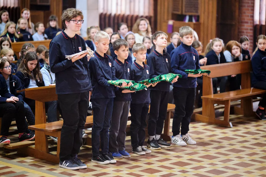 Kandydaci na ministrantów z klas 4-8 SSP, którzy zostali przyjęci do szkolnej wspólnoty ministranckiej.