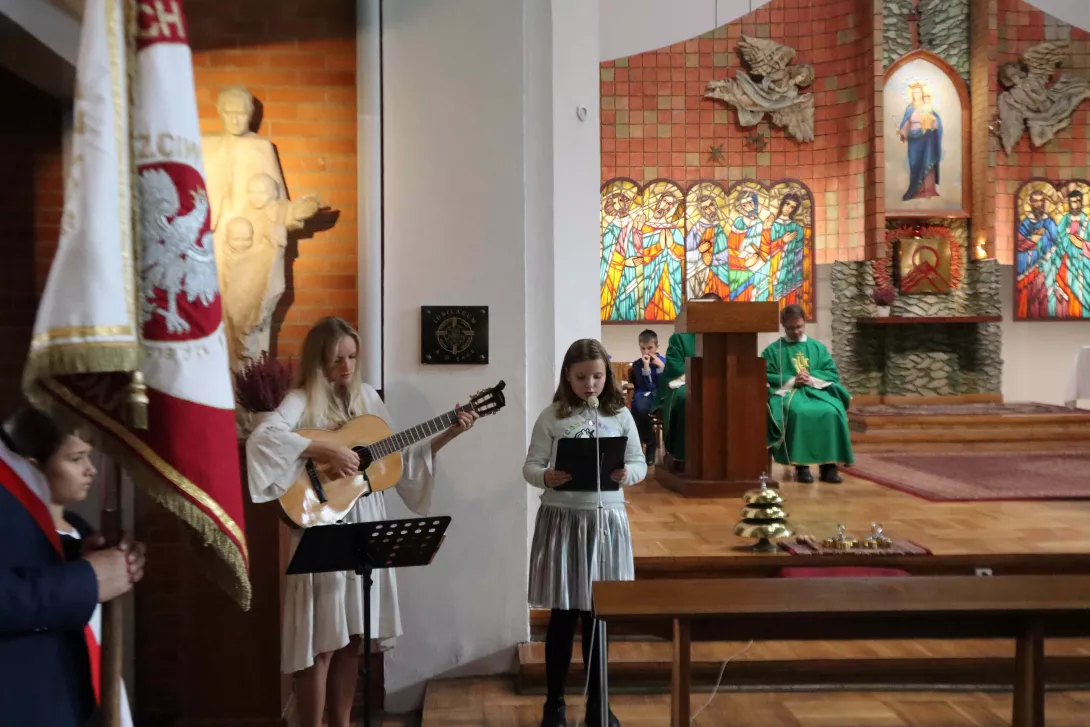 Uczennica śpiewająca psalm.