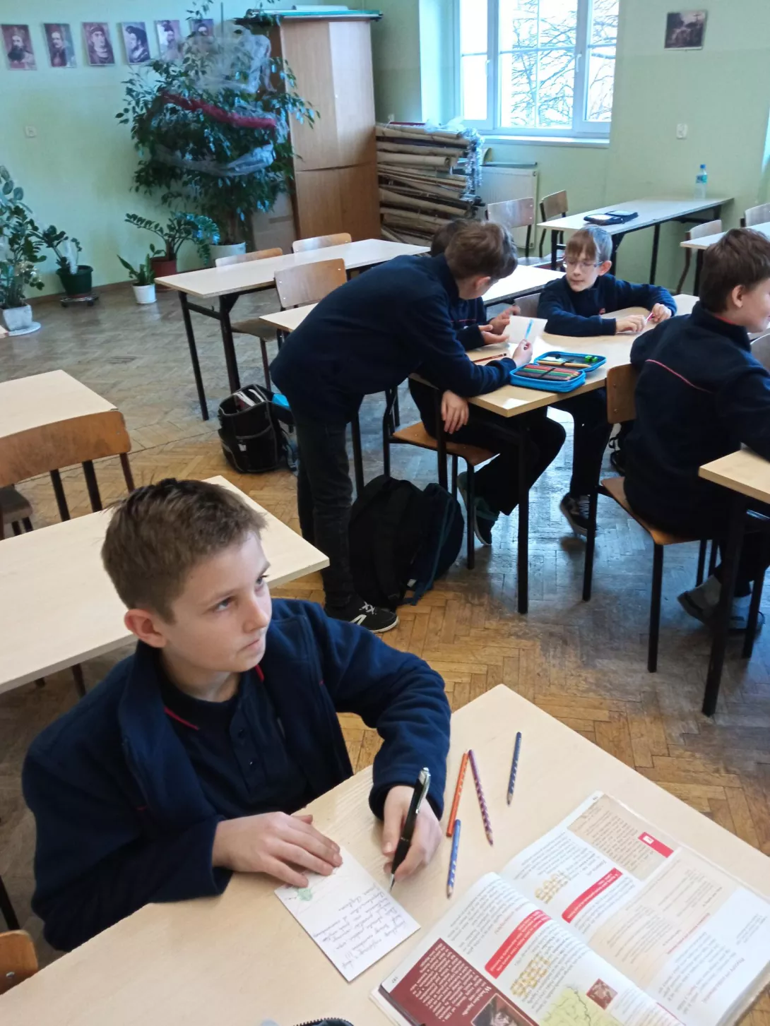 Uczniowie klasy 5b wymyślają treść życzeń Bożonarodzeniowych
