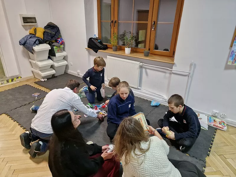 Uczniowie i Rodzice grają w planszówki.
