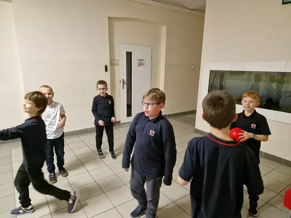 Uczniowie grają w piłkę.