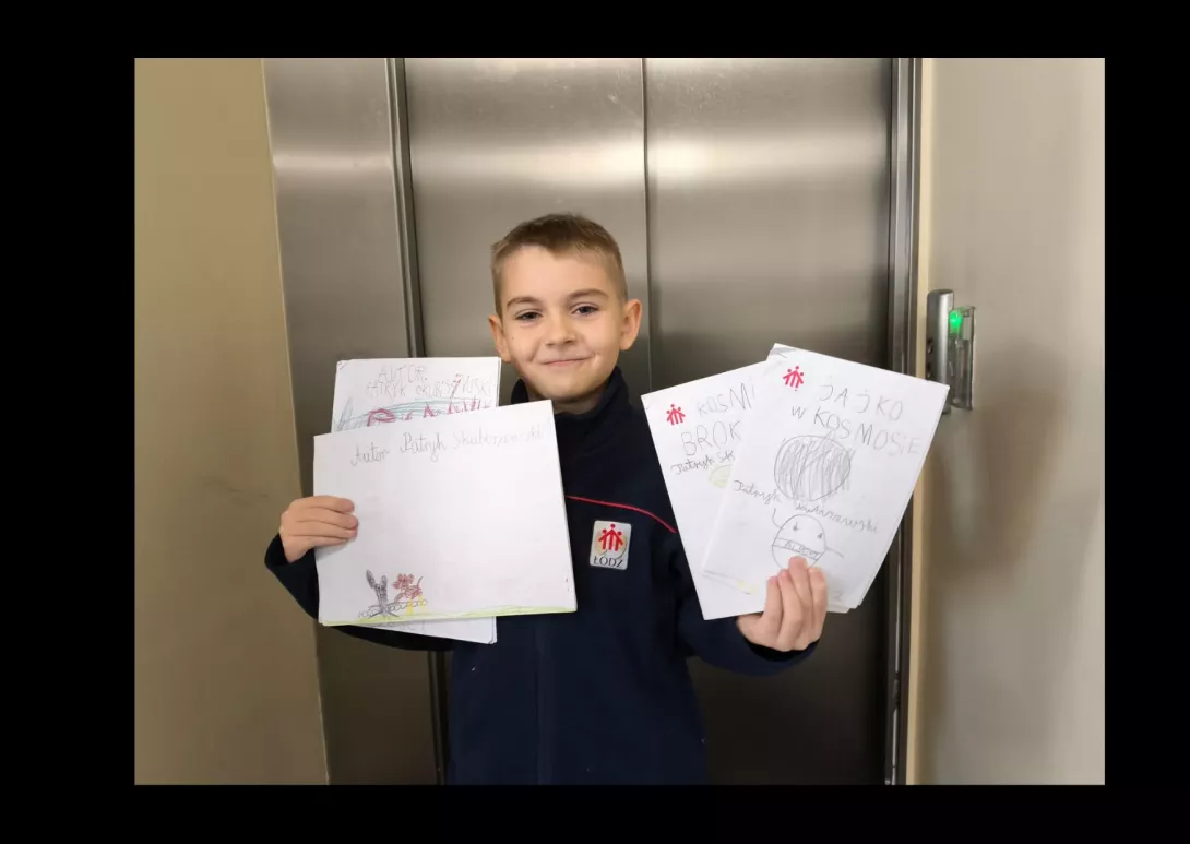 Uczeń klasy 2b z napisanymi przez siebie książkami.