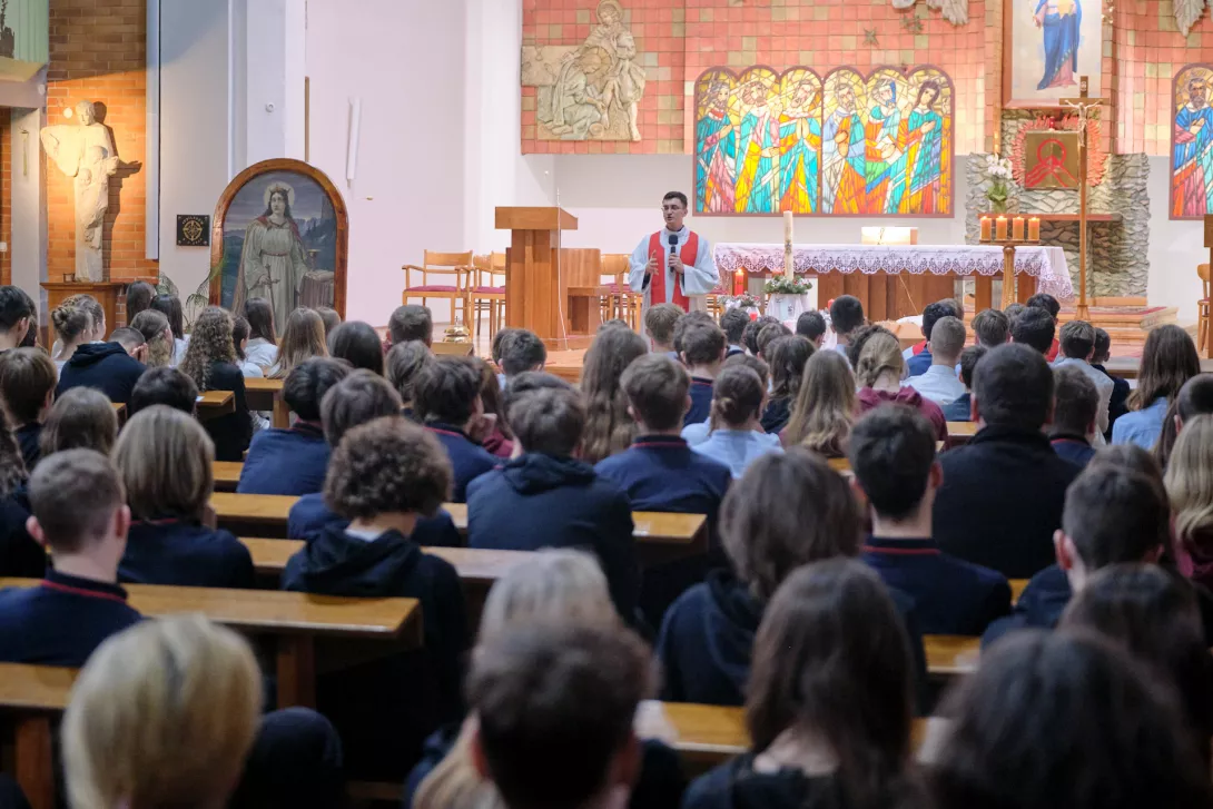 Ksiądz Jacek głosi katechezę dla uczestników skupienia.