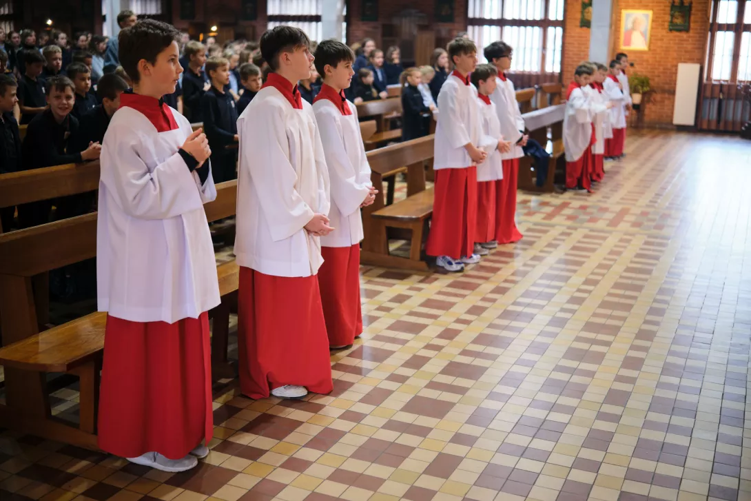Cała grupa nowych ministrantów przyjętych do liturgicznej służby ołtarza w naszej szkole.