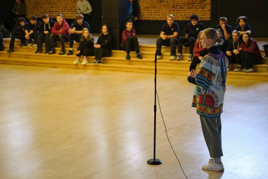 O swoim doświadczeniu misyjnym opowiada wolontariuszka Marysia. (fot. Katarzyna Siemińska)