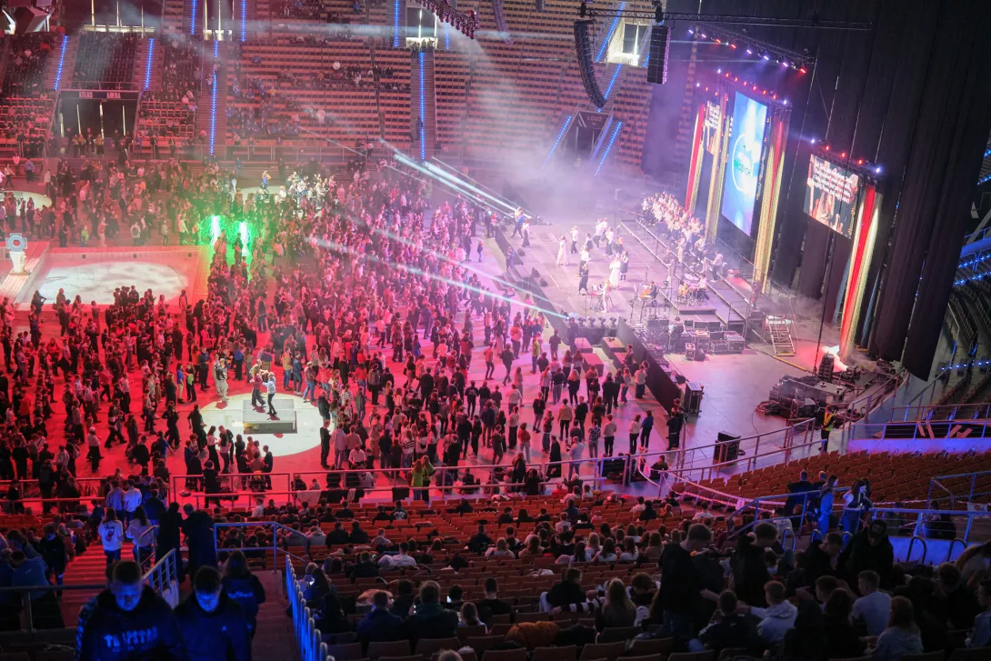 Uwielbienie przez śpiew i taniec na rozpoczęcie Atlas Areny.