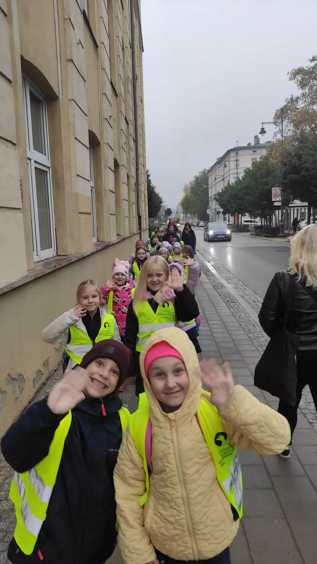 Dzieci klas pierwszych podczas marszu ze szkoły do EC1