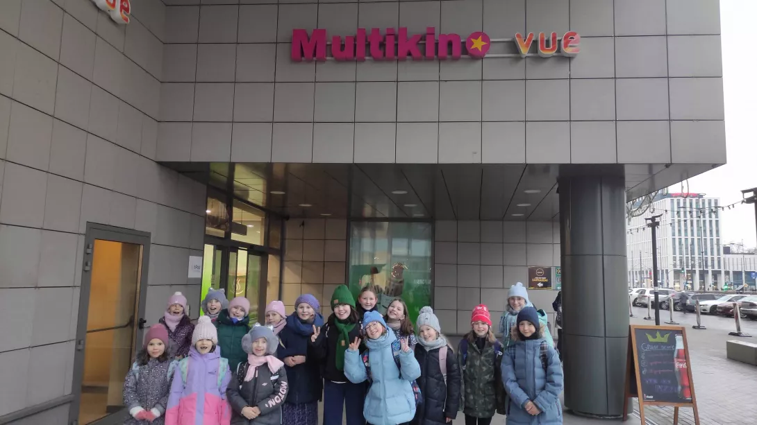 Wolontariusze SKC świętujący Międzynarodowy Dzień Wolontariusza w Multikinie