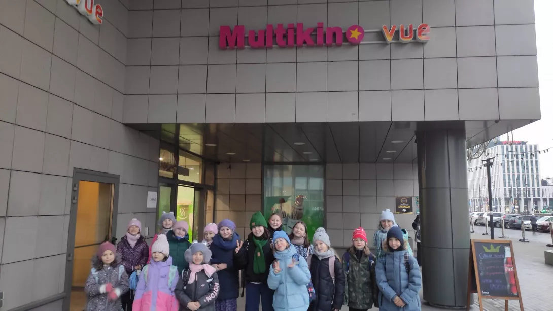 Wolontariusze SKC pod budynkiem kina