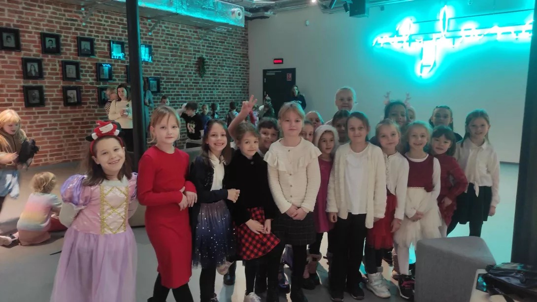 Uczennice klasy 1a w fuaje Teatru Pinokio