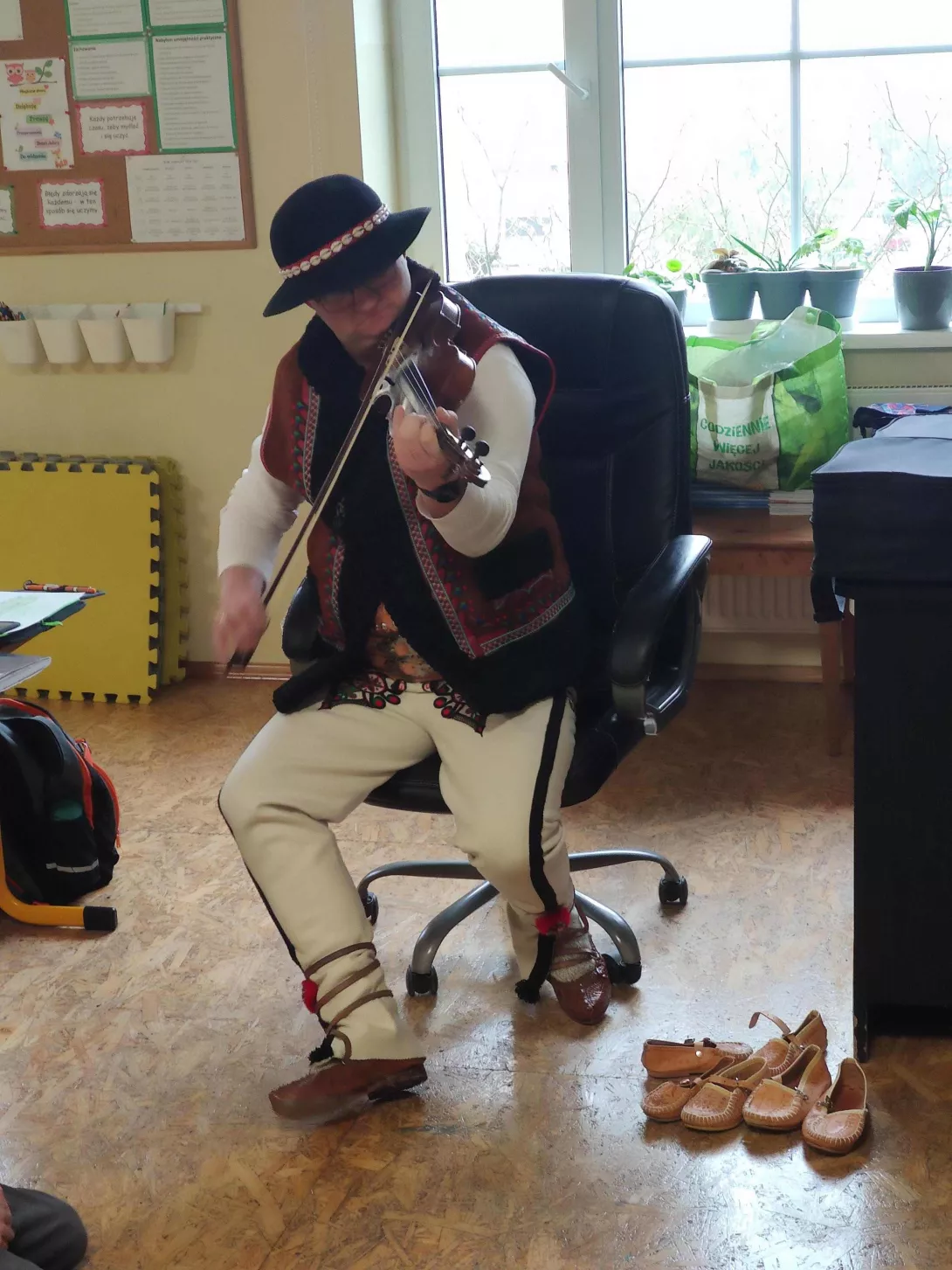 Pan Marcin Paździor w stroju góralskim i grający na skrzypcach