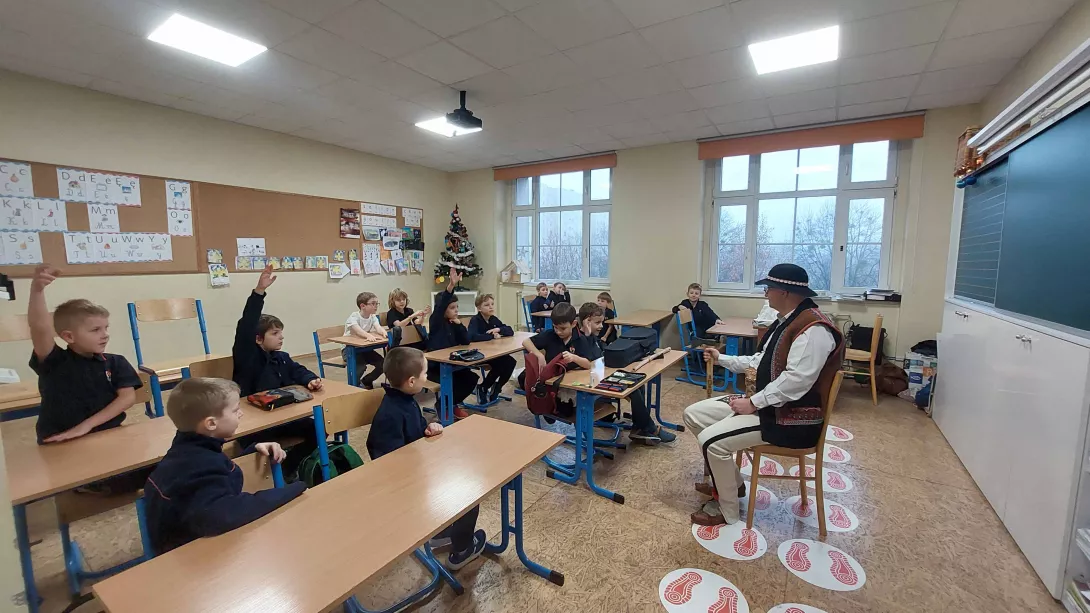 Uczniowie z klasy 1d SSP słuchający opowieści pana Marcina Paździora, który opowiada o życiu na Podhalu