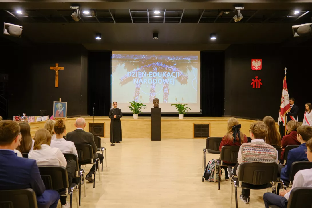 Dyrektor ks. Robert Bednarski przemawia na rozpoczęcie akademii dla SLO w Dzień Edukacji Narodowej 2024. (fot. Amelia Wrońska)