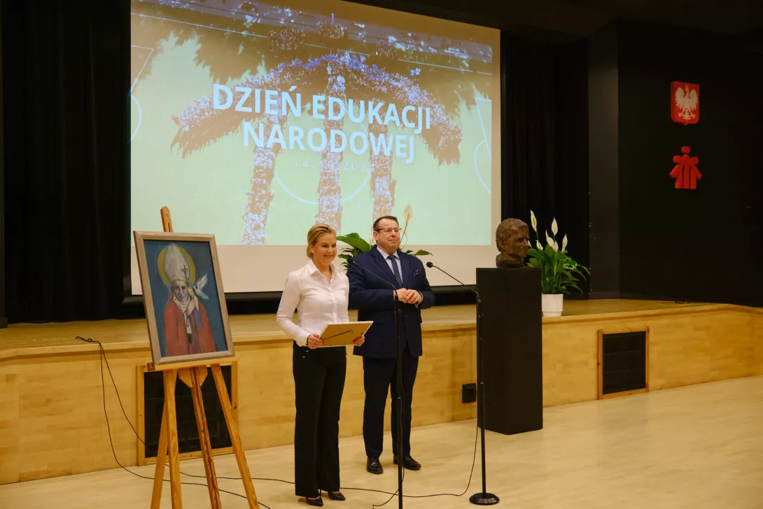 Przedstawicieli Rady Rodziców składają życzenia nauczycielom i pracownikom szkoły z okazji Dnia Edukacji Narodowej. (fot. Amelia Szymańska)