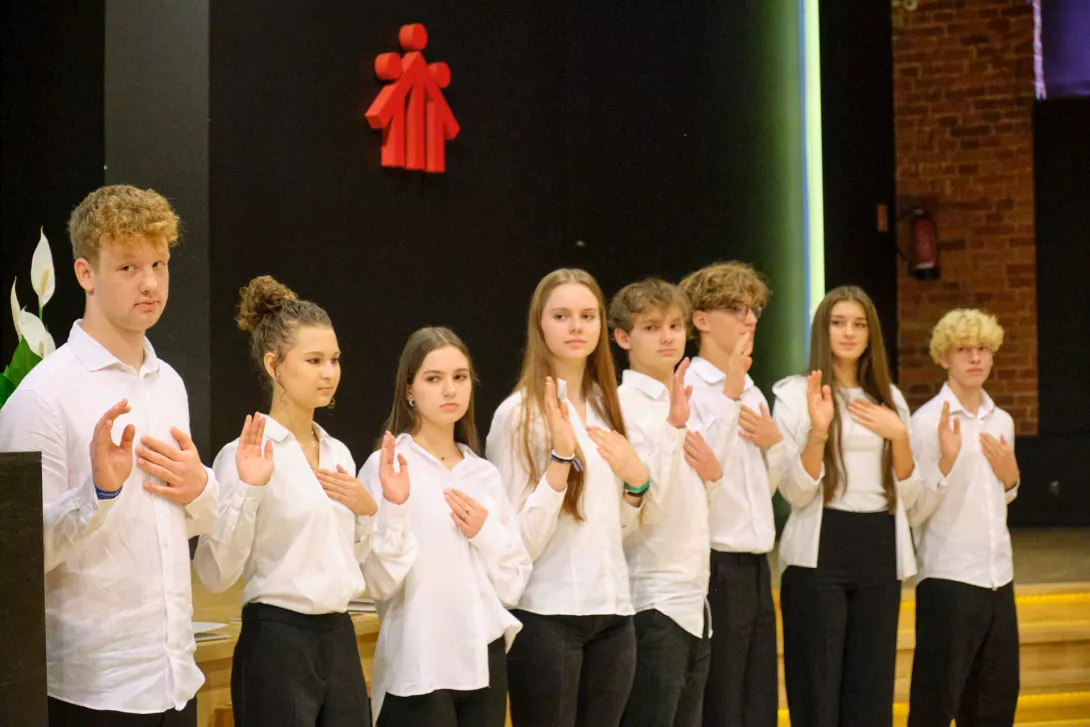 Moment zaprzysiężenia nowego Samorządu Uczniowskiego SLO w roku szkolnym 2024/25. (fot. Amelia Szymańska)