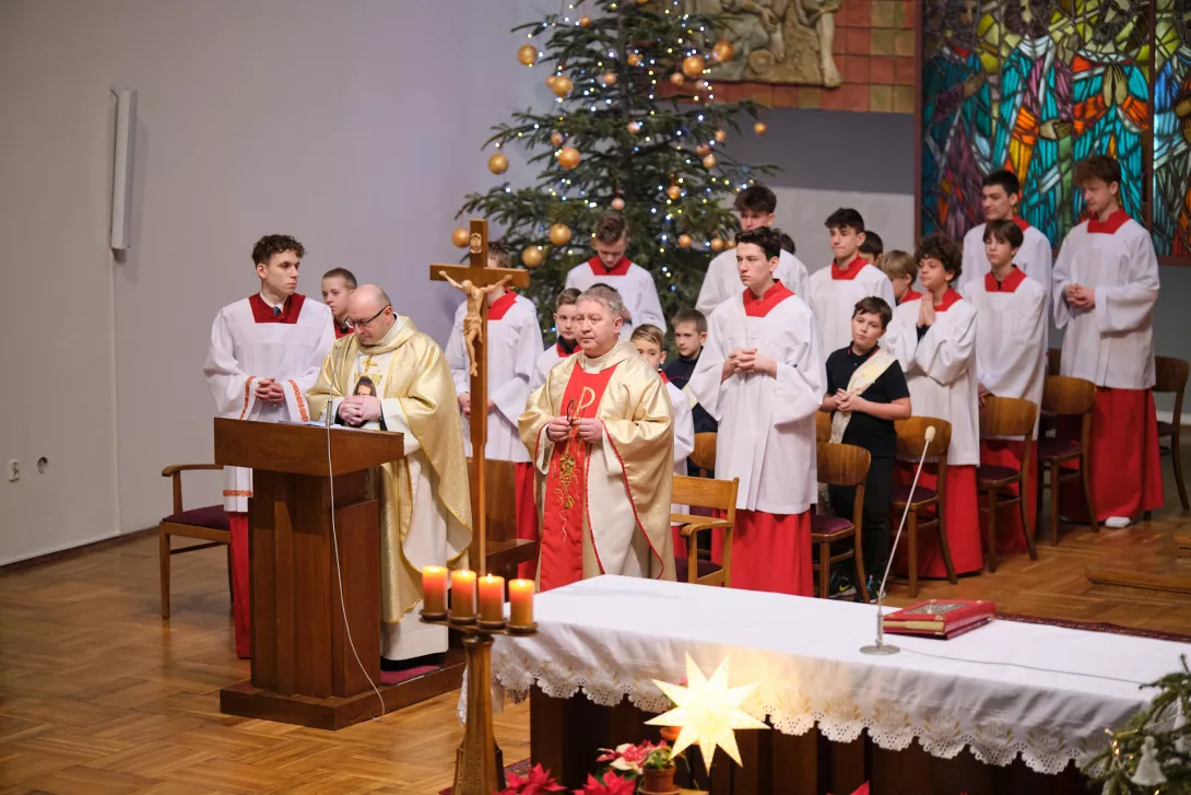 Mszy przewodniczył i kazanie wygłosił ks. Przemysław Solarski, przełożony salezjanów na Wodnej i proboszcz parafii. Obok niego Dyrektor szkoły ks. Julian Dzierżak. (fot. Amelia Szymańska)