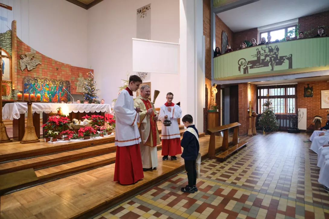 Jeden z uczniów klasy 4 SSP został przyjęty jako kandydat na ministranta. (fot. Amelia Szymańska)