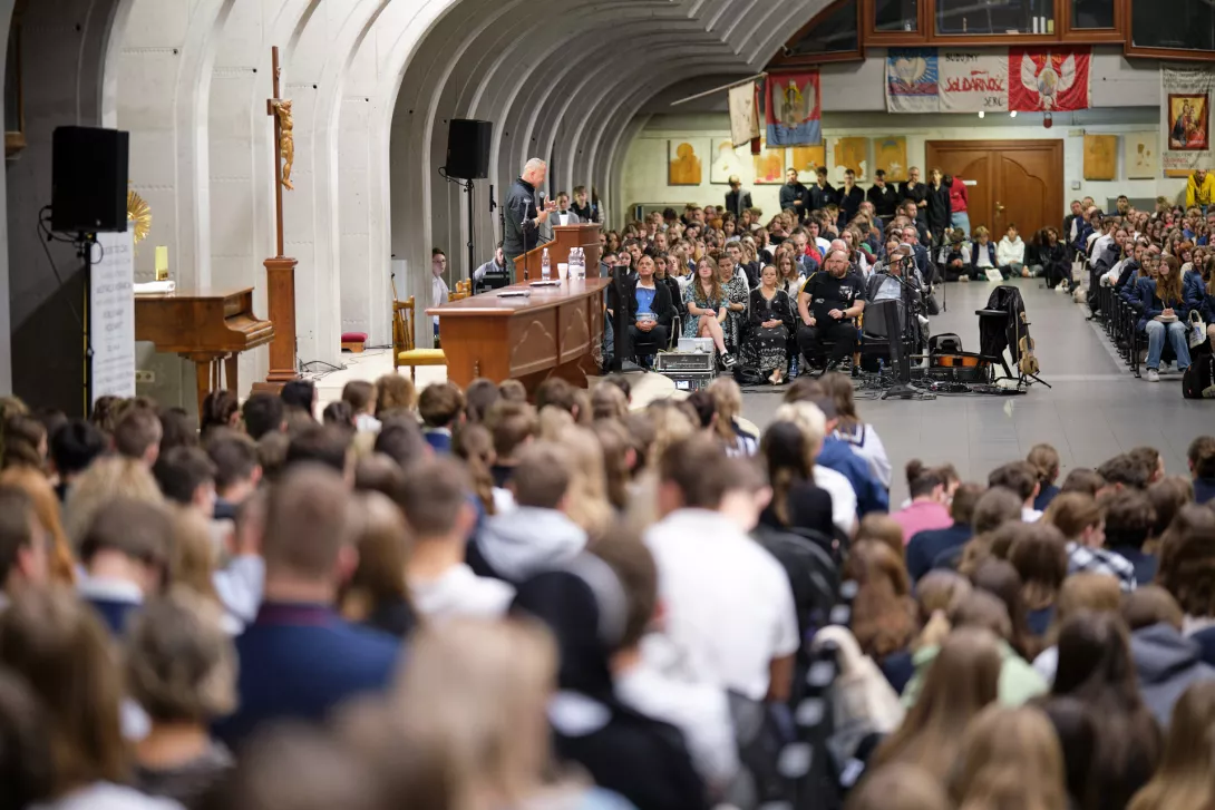 Ks. Dominik Chmielewski głosi konferencję do uczestników Forum w Auli Kordeckiego.